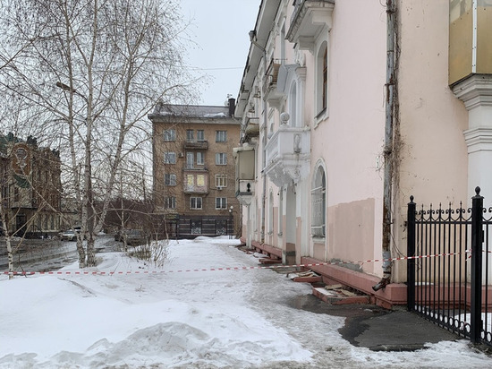 Мэрия за месяц не убрала в центре Омска снег и лёд с тротуара