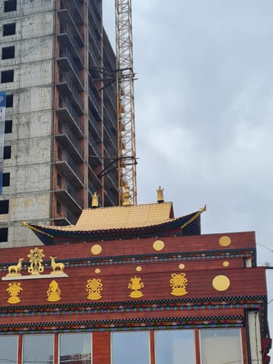 В Улан-Удэ крановщик случайно сбил шпиль с буддийского храма