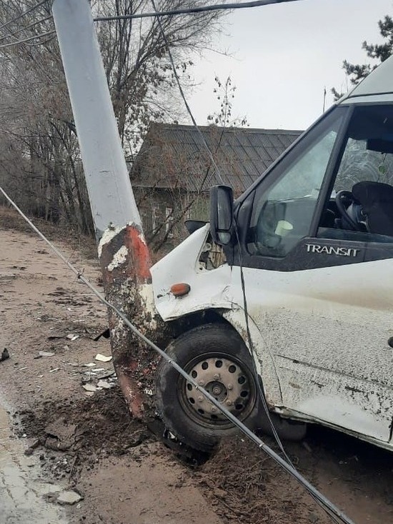 В Энгельсе маршрутка врезалась в столб, есть пострадавшие