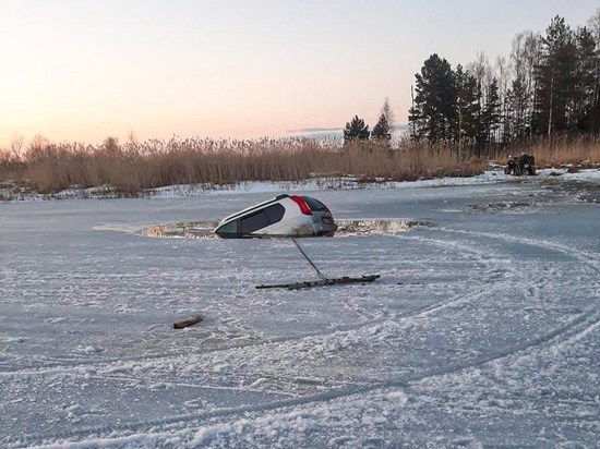 Внедорожник провалился под лёд Селигера в Тверской области