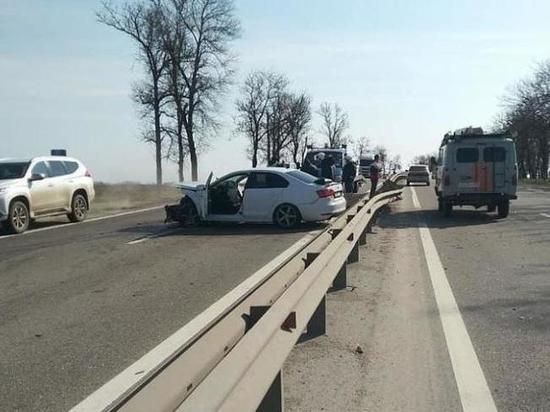 В Абинском районе машина влетела в отбойник
