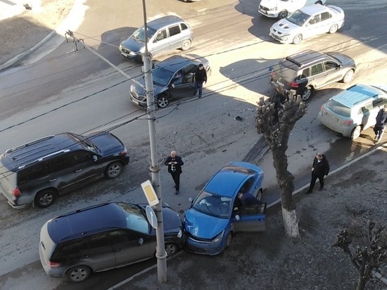 В массовом ДТП на улице Циолковского в Рязани пострадали двое водителей