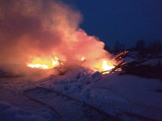 Под Красноярском загорелась огромная свалка отходов лесопиления