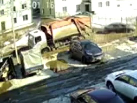 В Ярославле под землю провалился мусоровоз