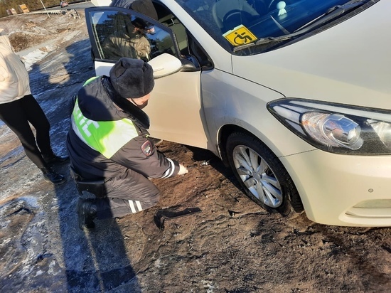 Сотрудники ГИБДД Марий Эл помогли водителю, чье авто попало в яму