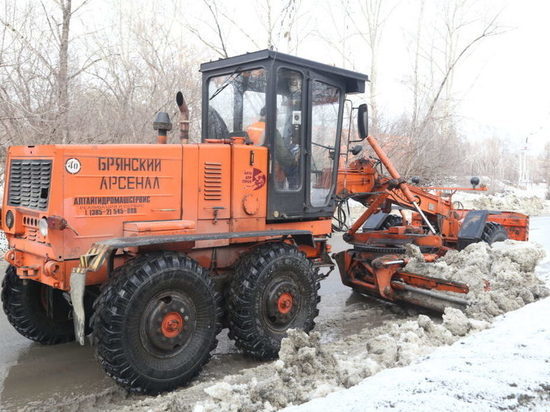 Сразу 75 единиц техники очищают Барнаул от снега
