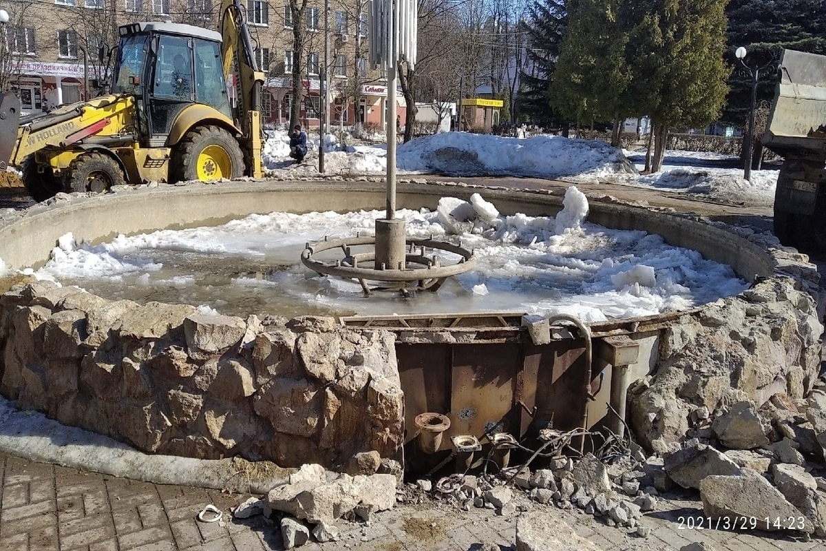 Уходит эпоха: в Новомосковске сносят фонтан - МК Тула