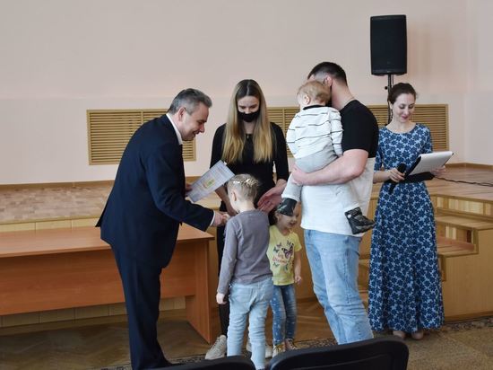 Глава администрации города Костромы передал молодым семьям сертификаты на получение жилья