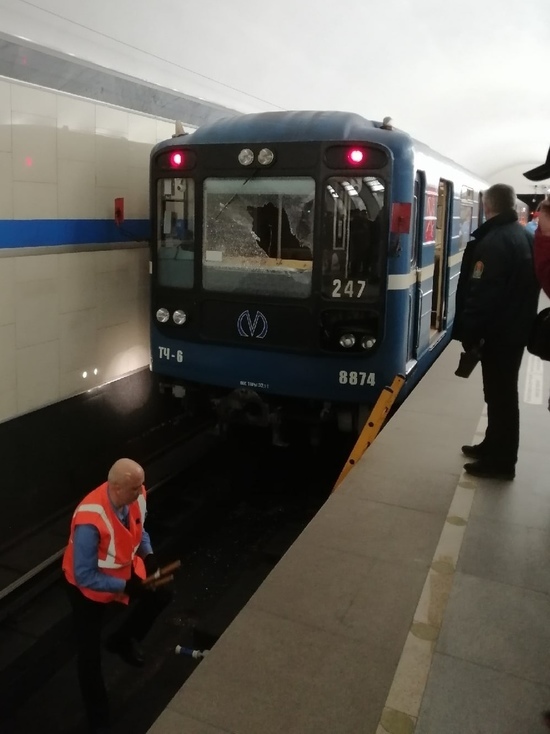 Движение поездов метро после падения человека на станции «Электросила» восстановлено