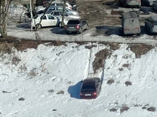 В Рязани припаркованный у дома автомобиль скатился в овраг