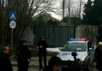 Операция по задержанию "стрелка" Владимира Барданова в коттеджном поселке Вешки-Заречье под Мытищами длится уже несколько часов