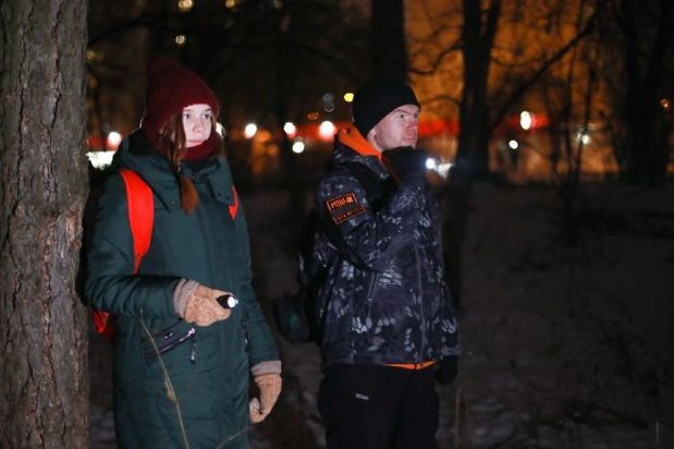 Толпа детей. Потерялись в городах. Потерялся в городе. Турист с картой в городе. Толпа детей.