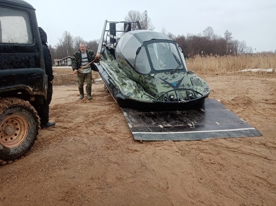 В Смоленской области спасатели помогли трем рыбакам попасть на берег