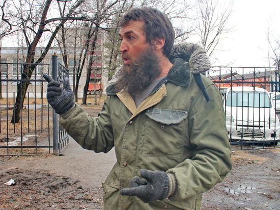 Жители улицы Советской пожаловались на локальное бездорожье, и биробиджанский кузнец и блогер Георгий Нацвлишвили соорудил дощатый тротуар на проблемном участке