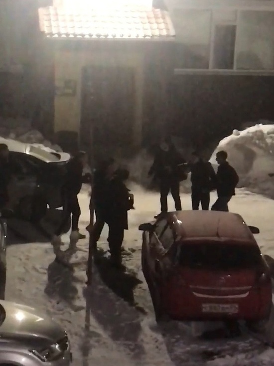 Компания парней в Ноябрьске повредила машины в ходе ночной потасовки