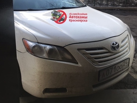 Водитель машины с номерами мэрии Красноярска перекрывает вход в подъезд