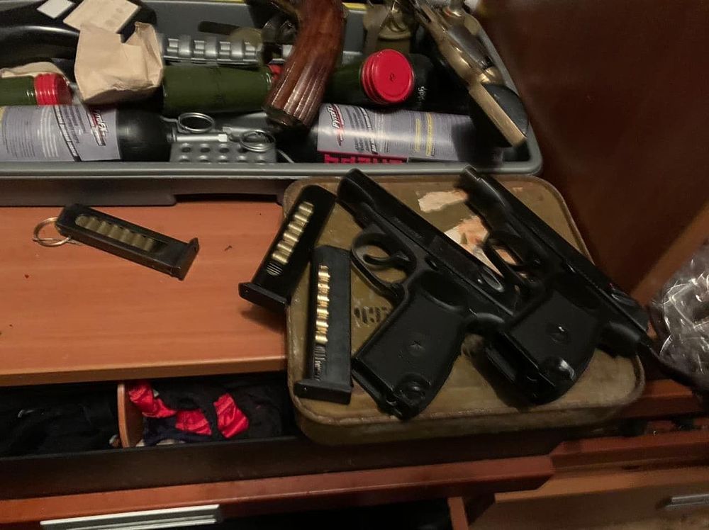 Опубликованы фото арсенала вешкинского стрелка Барданова: полный дом оружия