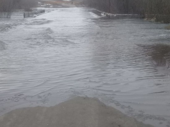 В Ряжске Рязанской области подтопило низководный мост через реку Хупта