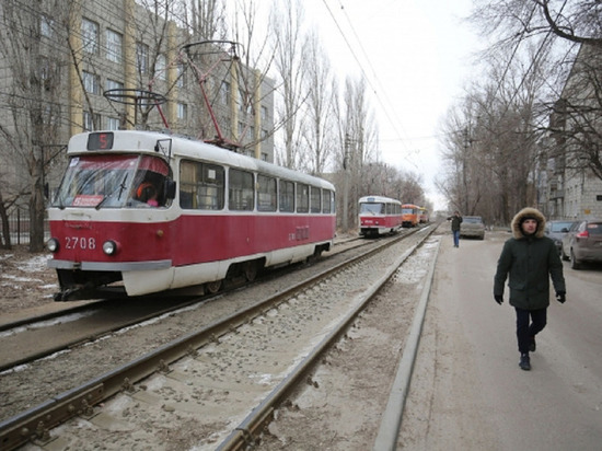 Хулиган на юге Волгограда разбил бутылкой лобовое стекло трамвая