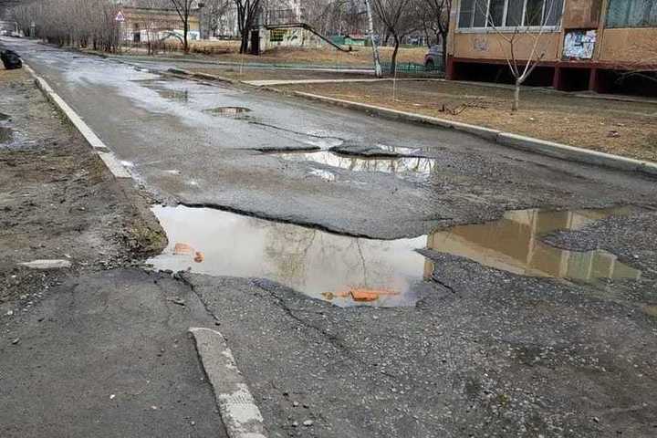 Асфальт смыло дождем. Снег на асфальте. Канада весной грязь. Мираж на дороге лужа. Лужа на дороге ультра графику.