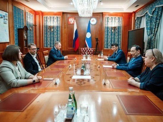 Глава Якутии встретился с организаторами акции «Тотальный диктант»