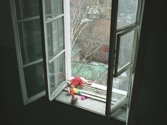 В Твери 4-летний ребенок выпал из окна третьего этажа