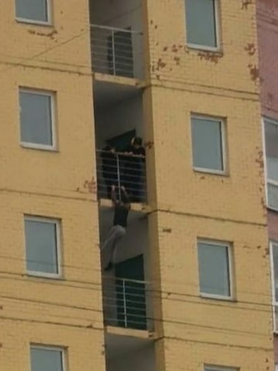 В Иванове подросток завис за балконом высотки, чтобы привлечь внимание девушки