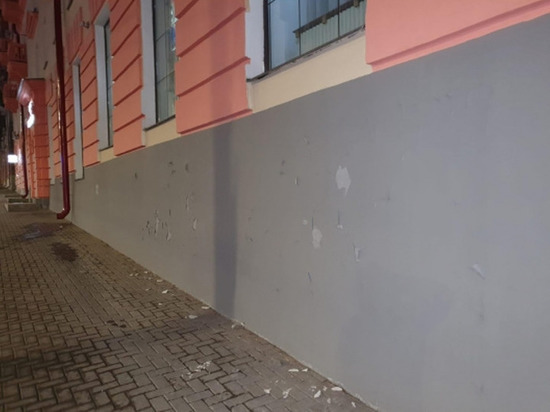 После зимы с отремонтированного дома на ул. Пушкинская начала облазить краска