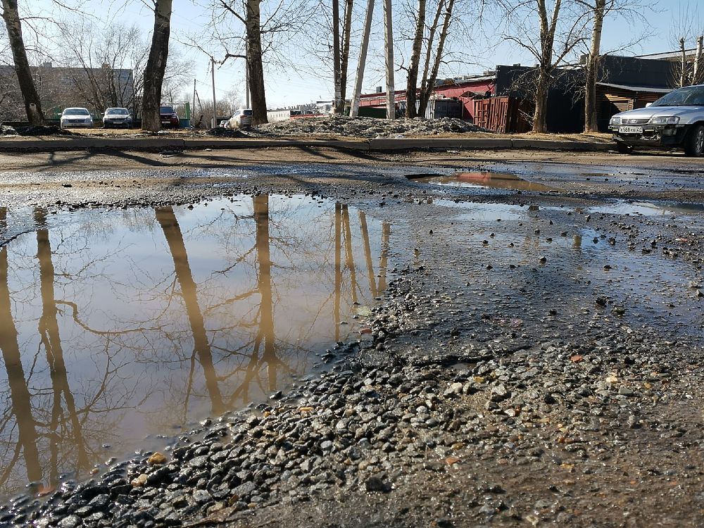  В Хабаровске жители жалуются на разбитую дорогу 