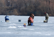 Два незадачливых рыбака, которые даже забыли, зачем пришли на реку Рузу в деревне Дерменцево Волоколамского городского округа, провалились под лед 31 марта