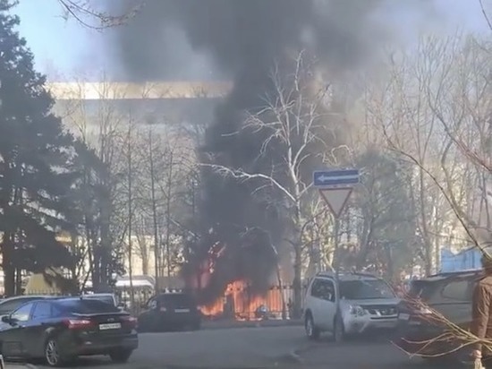 В Ростове рядом с ТЦ «Сокол» загорелся торговый ларек