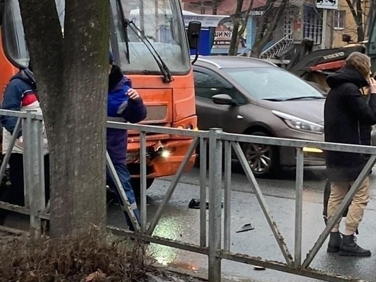 На улице Гагарина в Рязани столкнулись иномарка и маршрутка