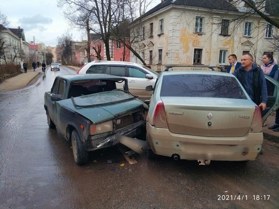 На улице в Твери столкнулись три машины