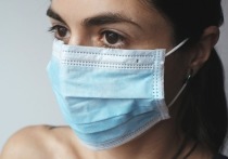 Независимо от дальнейшего развития пандемии коронавируса, ношение масок в общественных местах надо продолжать: масочный режим может остаться с нами навсегда