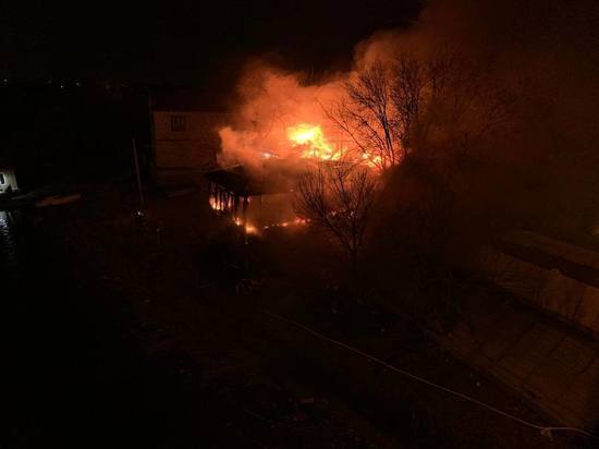Подробности крупного пожара в Астрахани около Царевского моста