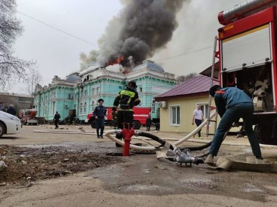 В горящем кардиохирургическом центре Благовещенска оперируют человека