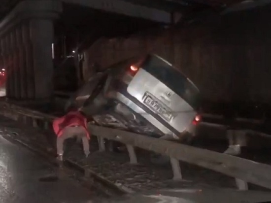 В Ярославле легковушка повисла на отбойнике