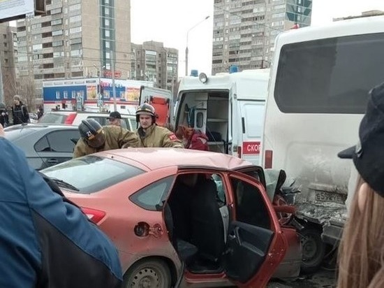 В Магнитогорске легковушка залетела под маршрутное такси