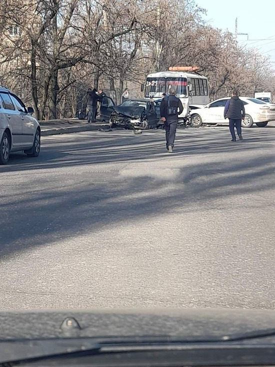 В Донецке произошла авария с участием маршрутного автобуса