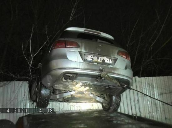 В Кирове пьяный водитель вместе с автомобилем повис на заборе
