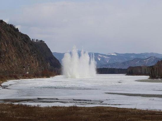 На реках Хакасии взорвали лёд
