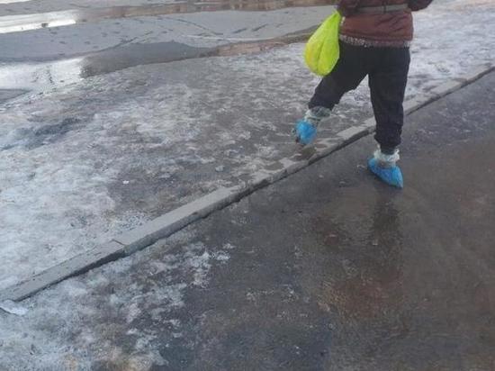 В сети размещено фото жительницы Саяногорска, которая переходит дорогу в бахилах