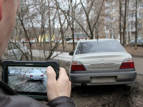 До конца мая в Ижевске не будут штрафовать за парковку авто на газонах