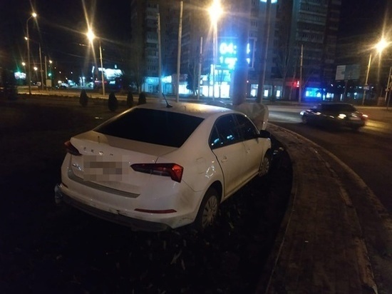 В Ростове пьяная женщина-водитель врезалась в столб