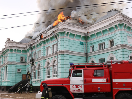 Медики в охваченном огнем здании  продолжили спасать больного