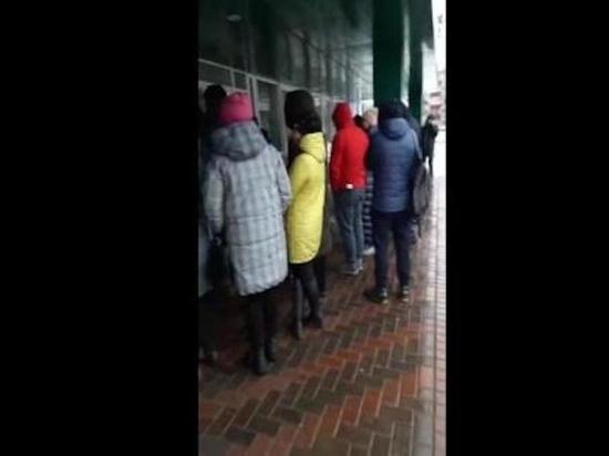 В Челнах родители всю ночь стояли на улице, чтобы записать детей в школу