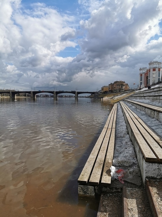 В Твери река затопила набережную