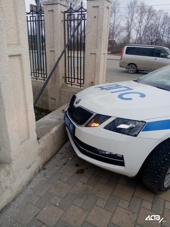 Автомобиль ДПС в погоне за нарушителем врезался в забор на Сахалине