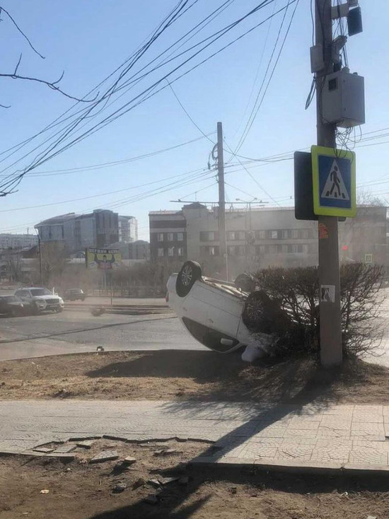 «ДТП с колоссальным ущербом»: в Улан-Удэ «Тойота» перевернулась на крышу