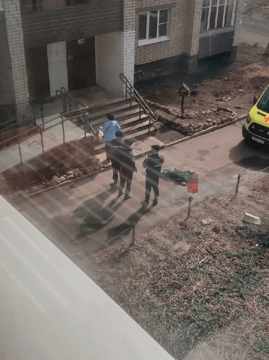 В Ярославле пытаются установить личность мужчины выпавшего с балкона